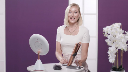 Der Dyson Coral Haarglätter mit Leonie